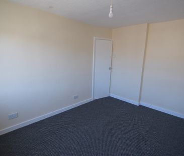 To Let 3 Bed Semi-Detached House - Photo 4