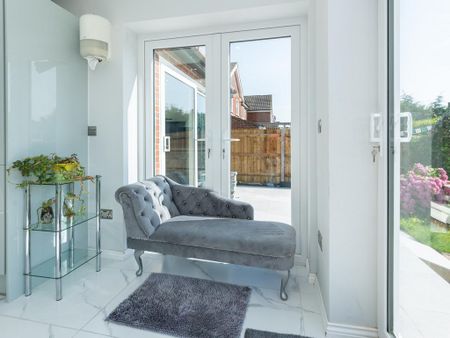 5 bedroom semi-detached house to rent - Photo 2