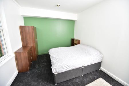 3 bedroom flat to rent - Photo 3