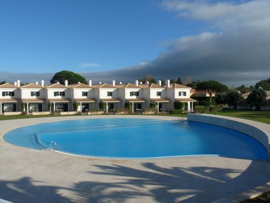 T2 Twin house in condominium with 24h security, located in Bicuda, Cascais - Photo 1