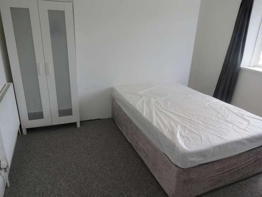 Bedroom Detached House In Ensbury, BH10 - Photo 1