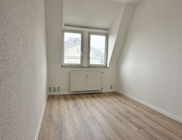 3-Raum • Dachgeschoss • schöner Grundriss • Bad mit Wanne • modernes Laminat • gepflegtes Haus - Photo 1