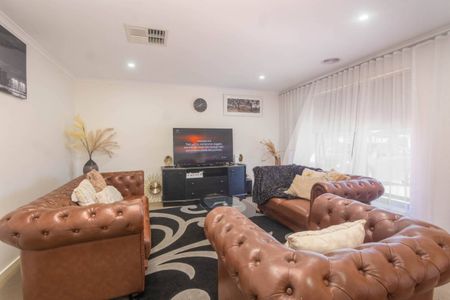 Spacious, Stylish & Feature-Packed Family Home in Prime Shepparton Location! - Photo 2