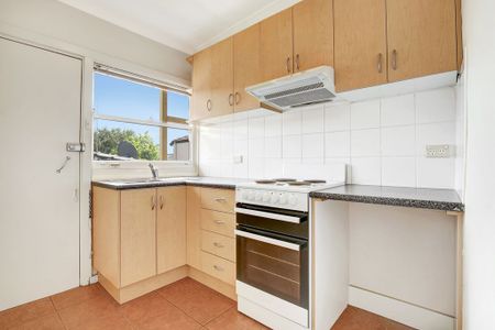 Spacious Top Floor Unit in the Heart of Dulwich Hill - Photo 3