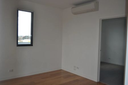 Location, Location! - Photo 3