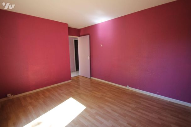 En rez-de-chaussée avec jardin privatif, appartement d'environ 76 m² et comprenant entrée avec ... - Photo 1