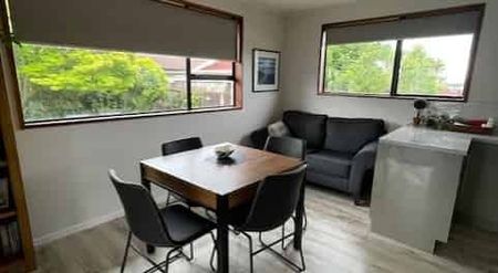 Three bedroom renovated home in Glenwood - Photo 2