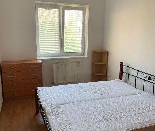 Prenájom 2-izbového bytu s garážou, klímou a balkónom – Fotografia 6
