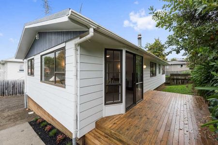 Perfectly positioned in the popular suburb of Forest Lake, this tidy three-bedroom, two-bathroom home offers excellent convenience and comfortable living. - Photo 4