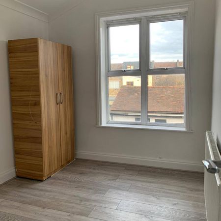 Medium size bedroom close to ilford station £750 pcm - Photo 4