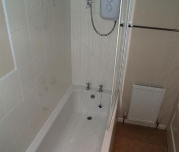 3 bedroom end of terrace house to rent - Photo 4