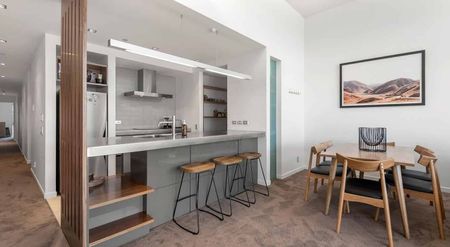 Waterfront 3 bedroom top floor furnished apartment - Photo 4