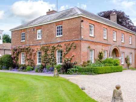 Private wing of the impressive Britwell House in the rolling Oxfordshire countryside - Photo 5