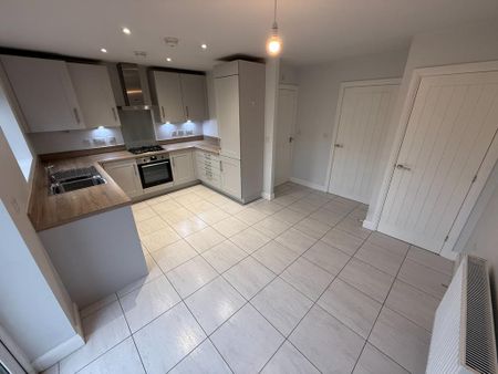 3 bedroom semi-detached house to rent - Photo 5