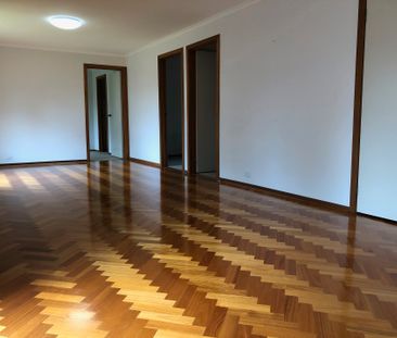 IMPRESSIVE FAMILY HOME - SINGLE LEVEL SPACE AND COMFORT - Photo 3