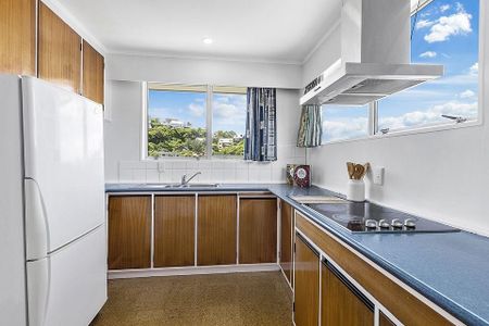 Large family home ready to move in - Photo 4