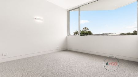 Stunning Three Bedroom Duplex - Photo 3