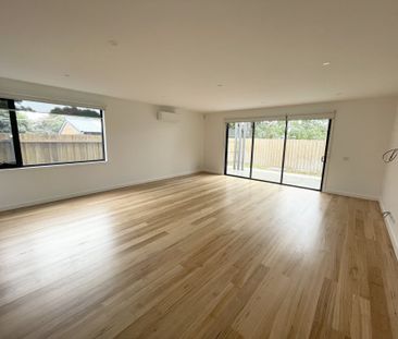 Elegant, Modern & Low Maintenance ! - Photo 1