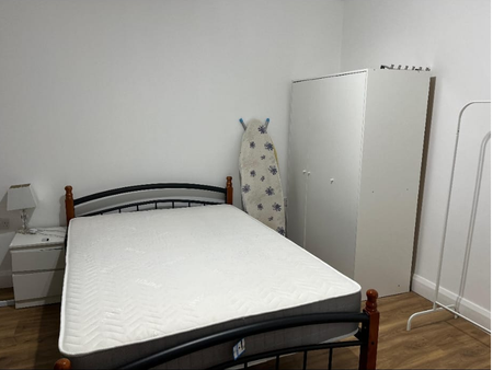 1 bedroom in a flat share to rent - Photo 4