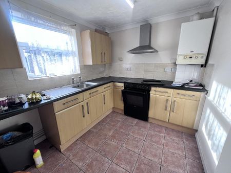 3 bedroom ground floor flat to rent - Photo 5