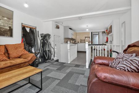 2 bedroom ground floor flat to rent - Photo 3