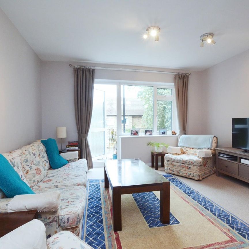 Coniston Close, Grove Park, W4 - Photo 1