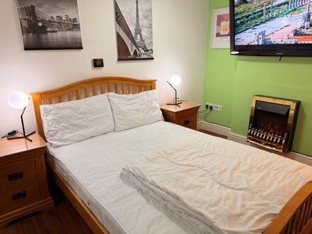 Room in a Shared Flat, Dean Street, W1D - Photo 2