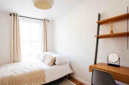 Room in a Shared Flat, Lincoln Avenue, SW19 - Photo 2