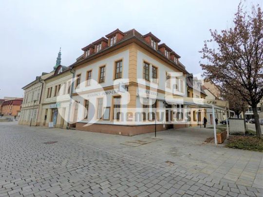 Pronájem podkrovního bytu 1+KK v historickém centru Prostějova - Photo 1