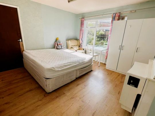 5 bedrooms 2 bathrooms - Photo 1