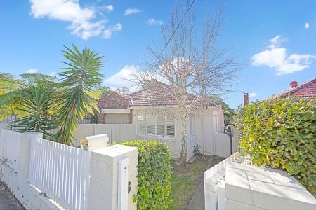 195 Sailors Bay Road (Near Euroka Street), Northbridge NSW 2063 - House For Rent | Domain - Photo 4
