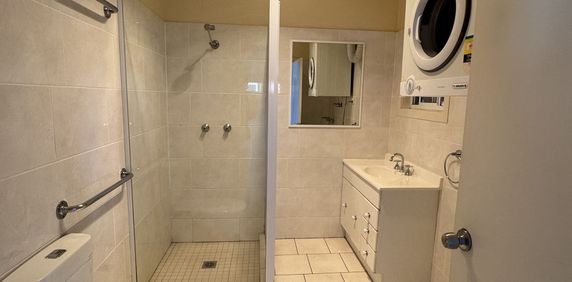 One bedroom unit in the heart of town - Photo 2