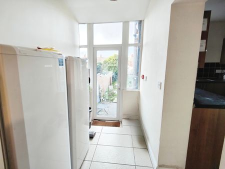 5 bedroom house to rent Rothersthorpe Road, Northampton, Northamptonshire, NN4 - Photo 3