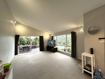 Sunny & Spacious 3 Bedroom Home - Photo 2