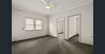 Bright Top-Floor 2-Bedroom Apartment in Leafy Cul-de-Sac - Photo 3