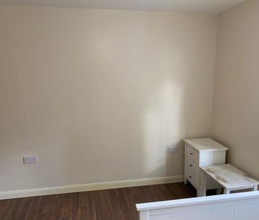 Room in a Shared House, Pickworth Close, SW8 - Photo 5