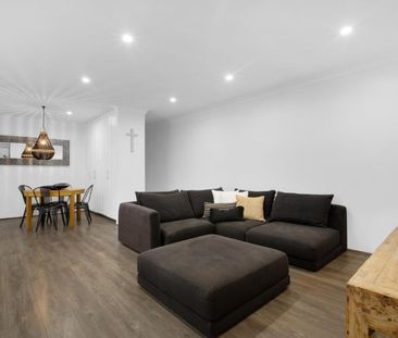 Sleek Designer Apartment in Convenient Location - Photo 1