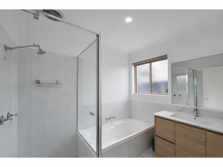 Fully Renovated Villa - Photo 5