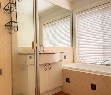 Spacious Family Home with Exceptional Entertaining Area - Photo 5
