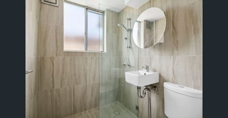 Bright, breezy apartment in a prime lifestyle setting - Photo 2