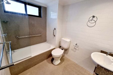 BRIGHT APARTMENT IN ULTRA CONVENIENT LOCATION - Photo 2