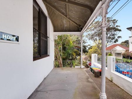 TASTEFUL ONE BEDROOM LOCATED IN THE HEART OF WAVERLEY! - Photo 3