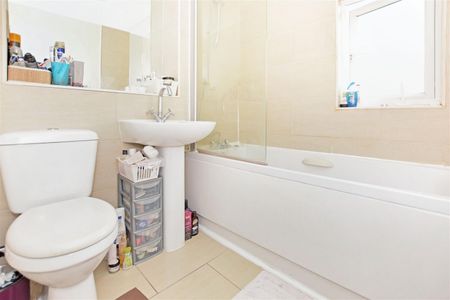 1 bedroom Flat To Let - Photo 2