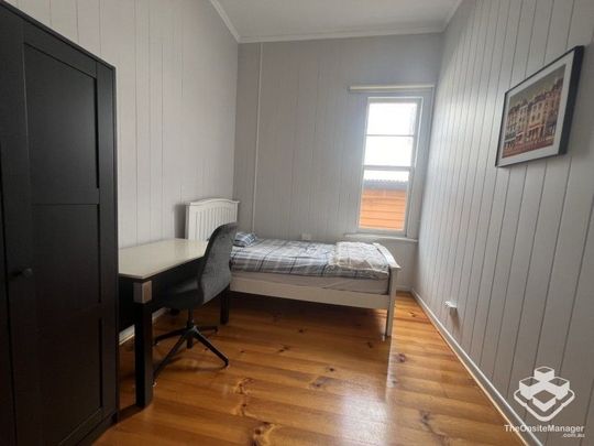 Single Room Available - Photo 1
