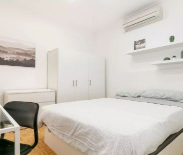 Room in a shared 19-bedroom apartment for rent in l'Antiga Esquerra de l'Eixample - Photo 5