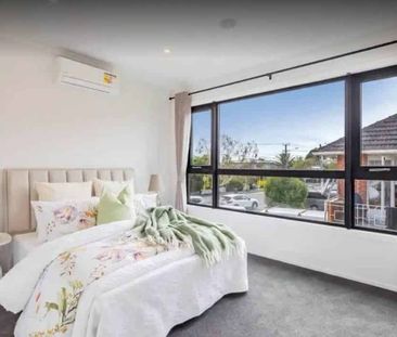 Modern 4-Bedroom Townhouse for Rent in New Windsor - Photo 2