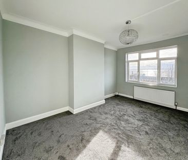 Undercliff Gardens, Leigh-On-Sea - Photo 2