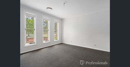 SPACIOUS AND MODERN FAMILY HOME SITUATED IN QUIET STREE! (LAWN MAINTENANCE INCLUDED IN RENTAL PRICE!) - Photo 3