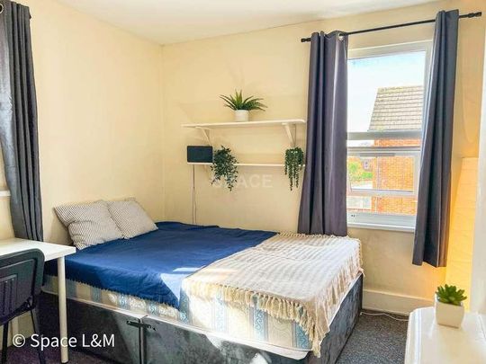 Basingstoke Road, Reading, Berkshire, RG2 - Photo 1