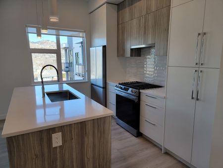 Downtown 2nd Floor Luxury 2 Bdrm * Pets - Photo 5